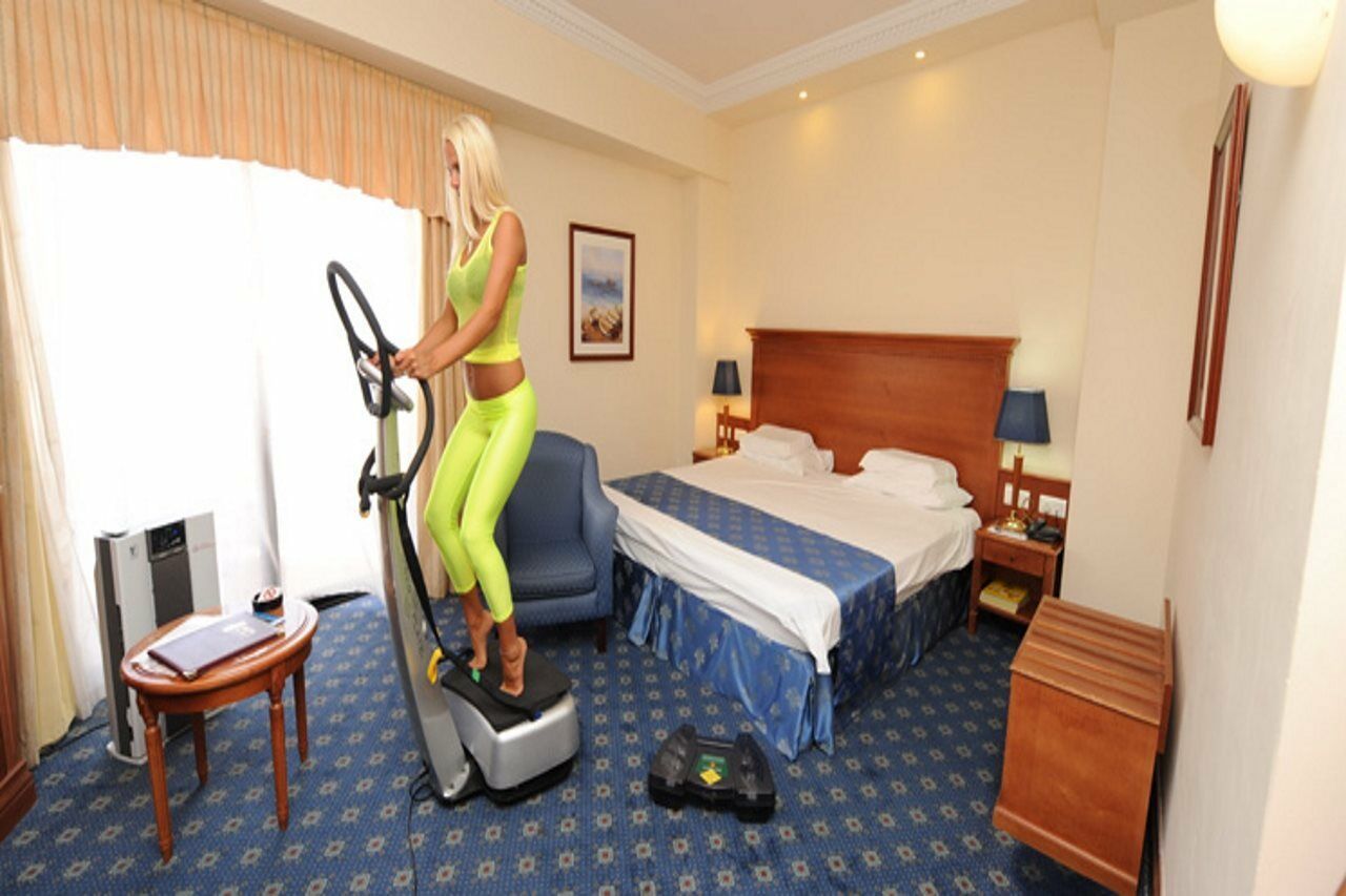Fortina Spa Resort Sliema Ngoại thất bức ảnh A woman on an elliptical trainer